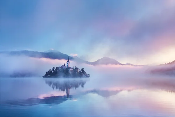 Famosa isla con iglesia antigua en la ciudad de Bled . —  Fotos de Stock