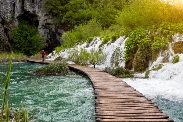 Güzel görünümü yolu Plitvice Gölleri Milli Parkı'nda ve şelaleler.