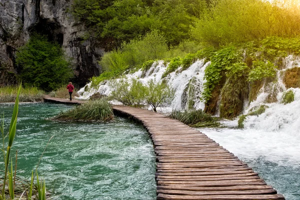 Beautiful view of waterfalls and pathway in Plitvice Lakes National Park. — Stock Photo, Image