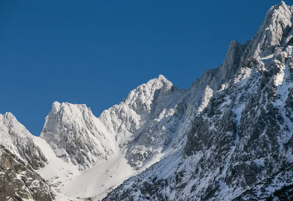 Захоплюючий вид засніжених вершин гори Татри — стокове фото