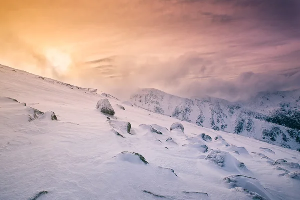 Słońca w Górach Skalistych śnieżne, Europa — Zdjęcie stockowe