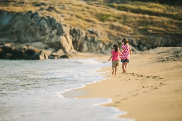 Sahilde yürüyüş çocuklar