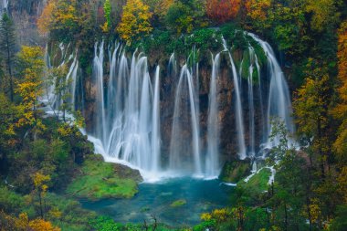 Plitvice Milli Parkı, Hırvatistan UNESCO Dünya Miras Listesi içinde büyük bir şelale nefes kesen manzarası