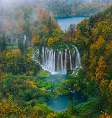 Turkuaz su ve güneşli kirişler Plitvice Gölleri Milli Parkı görkemli manzara. Hırvatistan. Europe