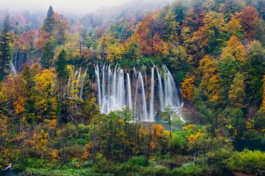 Plitvice Milli Parkı, Hırvatistan UNESCO Dünya Miras Listesi içinde büyük bir şelale nefes kesen manzarası