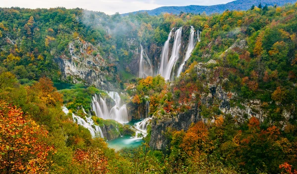 Úžasný výhled na slavný vodopádů v národním parku Plitvická, Chorvatsko světového kulturního dědictví UNESCO — Stock fotografie