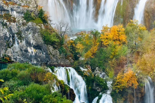 Vackra vattenfall i solskenet med damm i nationalparken Plitvice, Kroatien — Stockfoto