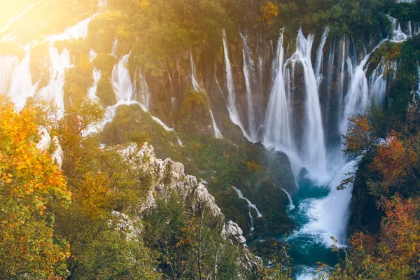 Vackra vattenfall i solskenet i nationalparken Plitvice, Kroatien — Stockfoto