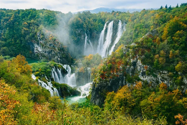 Εκπληκτική θέα στους περίφημους καταρράκτες στο Εθνικό Πάρκο Plitvice, Κροατία μνημείο παγκόσμιας πολιτιστικής κληρονομιάς — Φωτογραφία Αρχείου