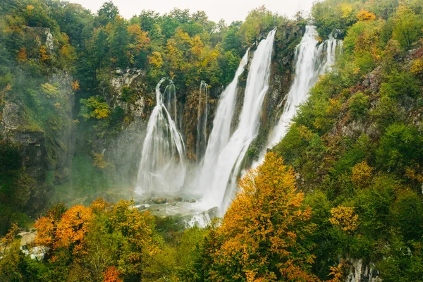 Grandes cascadas en el Parque Nacional de Plitvice, Croacia Patrimonio de la Humanidad por la UNESCO —  Fotos de Stock