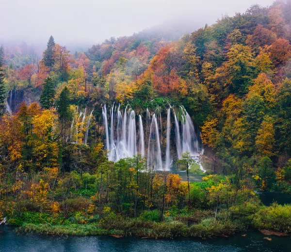 Plitvice Milli Parkı, Hırvatistan UNESCO Dünya Miras Listesi içinde büyük bir şelale nefes kesen manzarası — Stok fotoğraf