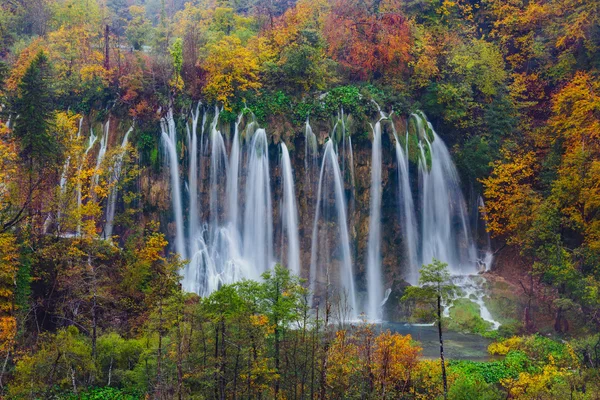 Hisnande utsikt över ett stort vattenfall i nationalparken Plitvice, Kroatien världsarv — Stockfoto