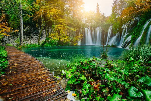 Majestueuze uitzicht op turkoois water en zonnige balken in het Nationaal Park Plitvice Lakes. Kroatië. Europa — Stockfoto