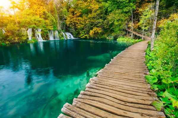 Majestätische Aussicht auf türkisfarbenes Wasser und sonnige Strahlen im Nationalpark Plitvicer Seen. Kroatien. Europa — Stockfoto