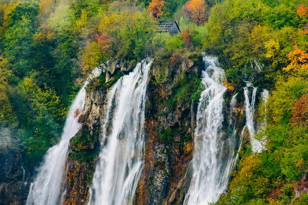 Vista detallada de las hermosas cascadas bajo el sol en el Parque Nacional de Plitvice, Croacia —  Fotos de Stock