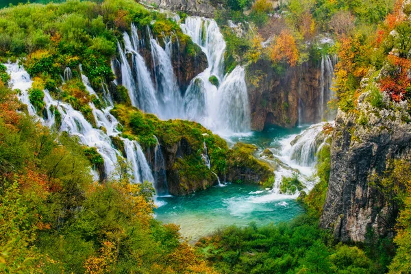 Veduta dettagliata delle belle cascate sotto il sole nel Parco Nazionale di Plitvice, Croazia — Foto Stock