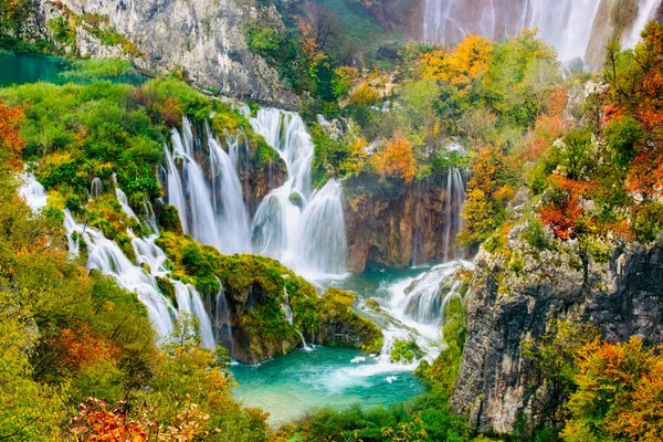 Güneş Plitvice Milli Parkı, Hırvatistan güzel şelaleler ayrıntılı bir görünümünü — Stok fotoğraf