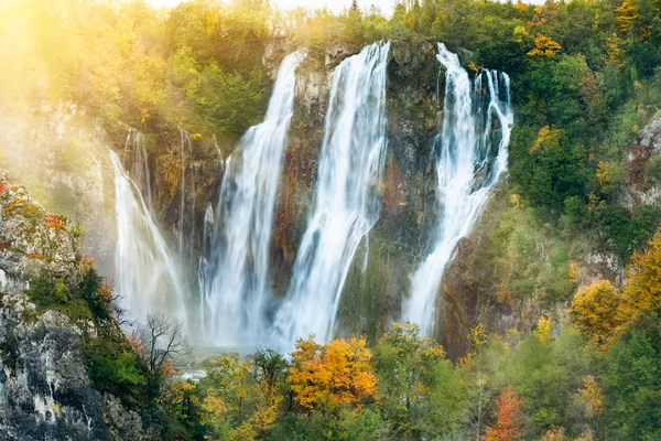 Hermosas cascadas al sol en el Parque Nacional de Plitvice, Croacia Patrimonio de la Humanidad por la UNESCO —  Fotos de Stock