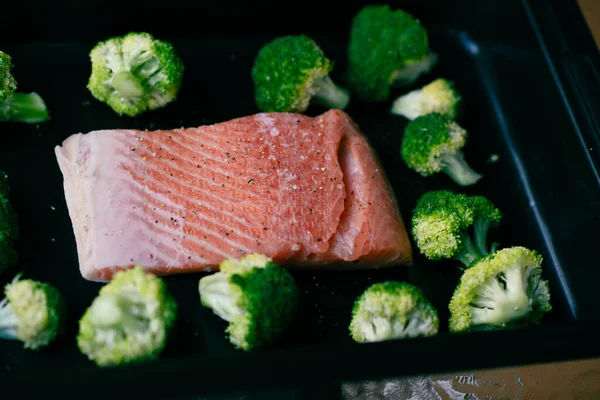 Świeże organiczne filety z łososia atlantyckiego na tacy do pieczenia z zielonymi brokułami jako zdrowe odżywianie i dieta keto — Zdjęcie stockowe