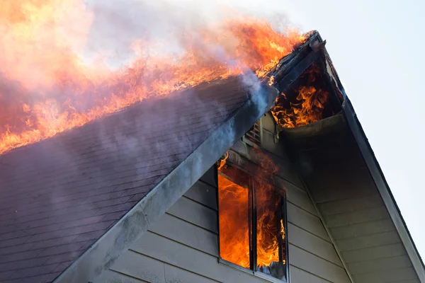 Ogień na dachu — Zdjęcie stockowe