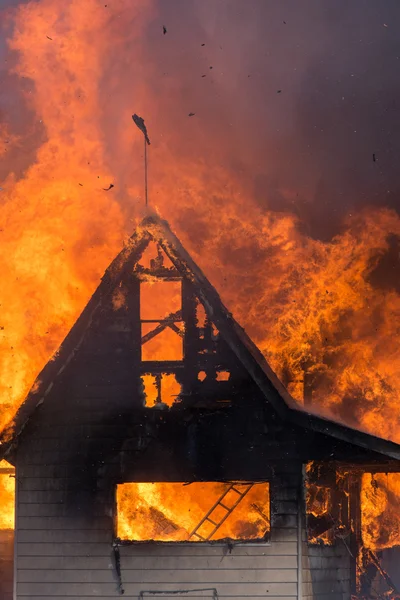 Casa queimando vertical Imagem De Stock