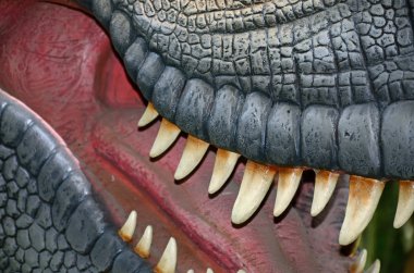 Bir yineleme dinozor keskin dişleri