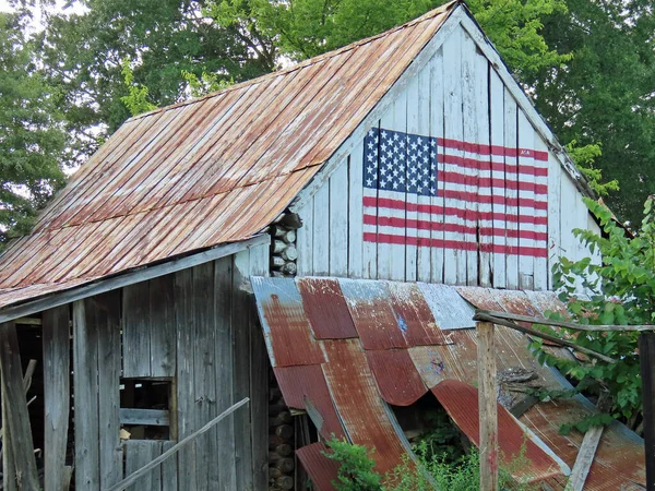 Uma Bandeira Americana Pintada Num Celeiro Antigo Fotografia De Stock