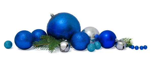 Christbaumkugeln mit Fichtenzweigen (Pfad ist inbegriffen) Stockbild