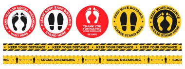 Sosyal mesafe zemin etiketleri. Yuvarlak bekleyip, ayak ve ayakkabı izleriyle birlikte uyarı levhası koyun. Mesafe şeridini koru. Kapsamlı işaret vektörü ayarlandı