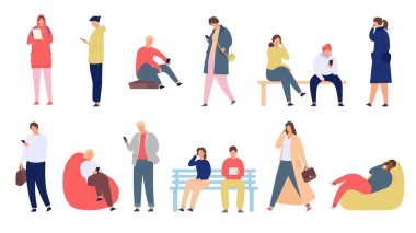 Telefonu olan insanlar. Akıllı telefonlu genç erkek ve kadınlar ayakta ve oturuyorlar. Sohbet ve metin için mobil toplum grubu kullanım aygıtı, vektör kümesi