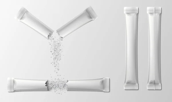 Beutel mit Zucker. Realistisch zerrissenes Salz oder Kaffeestückchen mit fallenden Kristallen. Kunststoffverpackung für Pulverprodukte. 3D-Mockup-Vektor-Set — Stockvektor