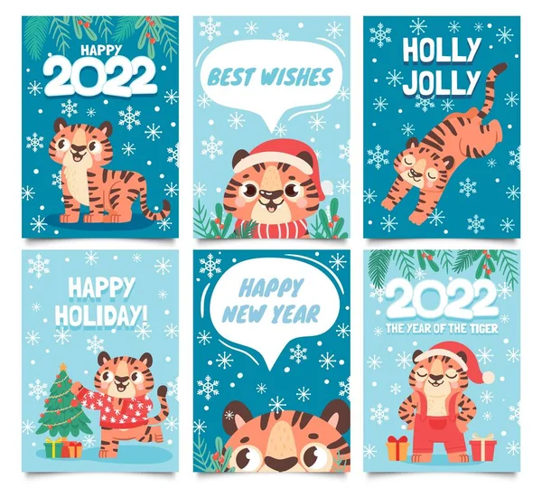 New year 2022 cards. Merry christmas poster with cartoon tiger decorate tree. Baby tigers in santa hat. Happy holidays greeting vector set —  Vetores de Stock