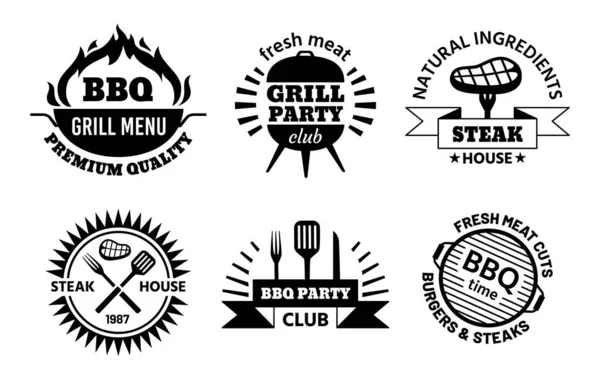 Logo BBQ. Grill i steki godła do restauracji menu. Etykiety klubowe BBQ z gorącym grillem, mięsem, kiełbasą i zestawem narzędzi do gotowania — Wektor stockowy