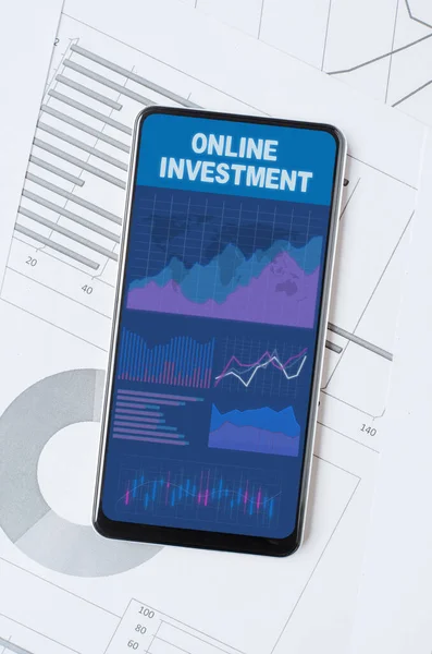 Inwestycje online. Smartfon z aplikacją mobilną na tle wykresów i wykresów. — Zdjęcie stockowe