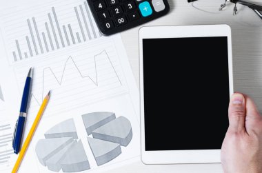 Erkeklerin elinde boş ekranı olan bir tablet. İş için mobil uygulamalar kavramı. Boşluğu kopyala