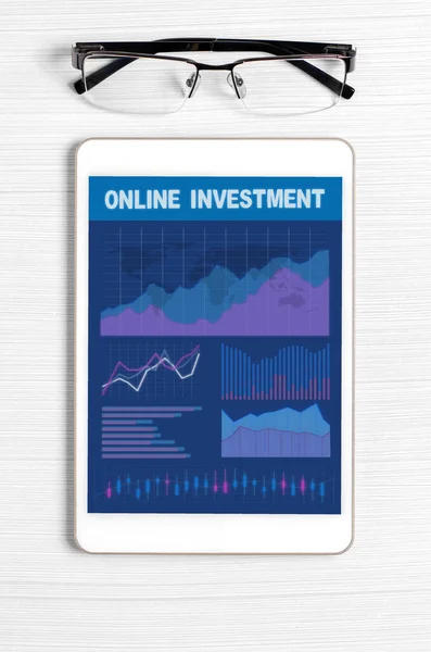 Inwestycje online. Tablet z aplikacją mobilną z wykresami i wykresami. Analiza procesów biznesowych lub wymiana handlowa — Zdjęcie stockowe