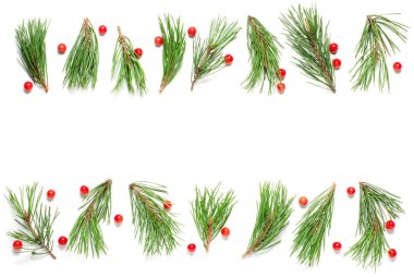 Beyaz arka planda Noel kompozisyonu. Düz konum, üst görünüm, kopyalama alanı