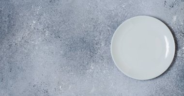 Seramik tabakla yiyecek tasarımı için mavi beton kaplama arka plan. Boşluğu kopyala