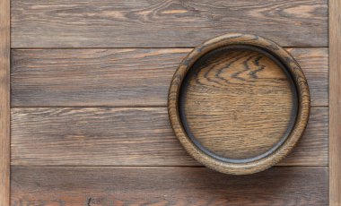 Tasarım tahtalarından yapılmış kahverengi ahşap arka plan. Yemek için ahşap tabak.