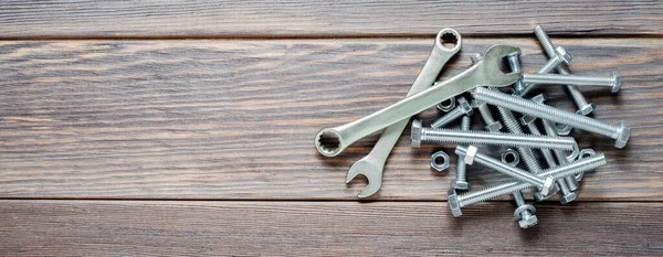 Viele Metallschrauben Und Muttern Ein Schraubenschlüssel Werkzeug Zur Fixierung Holzuntergrund — Stockfoto