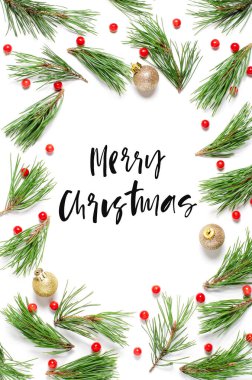 Beyaz arka planda Noel kompozisyonu. Çam dalları ve altın toplar. Mutlu noel yazıları.