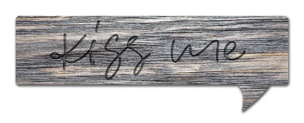 Kyss mig. Handskriven inskription på en träskylt. Isolerad på vitt — Stockfoto