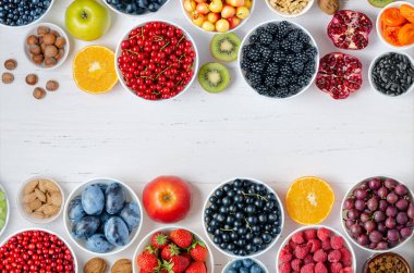 Taze böğürtlen, meyve, beyaz ahşap arka planda fındık. Sağlıklı beslenme kavramı. Yiyecek vitamin ve eser elementler içerir. Boşluğu kopyala.