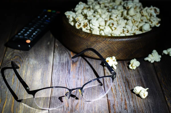 Pipocas Remota Óculos Fundo Madeira Boa Noite Conceito Assistir Filmes — Fotografia de Stock