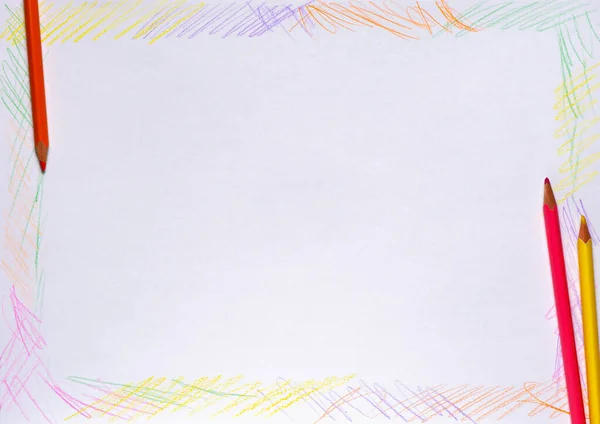 Rámeček je nakreslen barevnými tužkami na bílém papíru. Kopírovat prostor — Stock fotografie