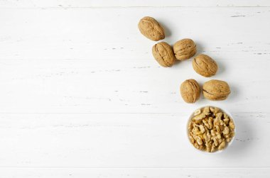 Beyaz arka planda cevizler. Nut, vitamin kaynağı ve kullanışlı elementler. Düz üst görünüm