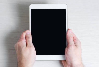 Erkeklerin elinde boş ekranı olan bir tablet. Boşluğu kopyala
