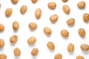 Beyaz arka planda cevizler. Nut, vitamin kaynağı ve kullanışlı elementler. Düz üst görünüm.