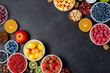 Yüksek miktarda vitamin ve antioksidan içeren sağlıklı yiyecekler: böğürtlen, fındık, meyve. Boşluğu kopyala.