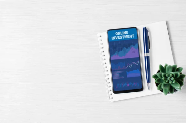 Investimento Online Gráficos Gráficos Tela Smartphone Conceito Investimento Efetivo Dinheiro — Fotografia de Stock